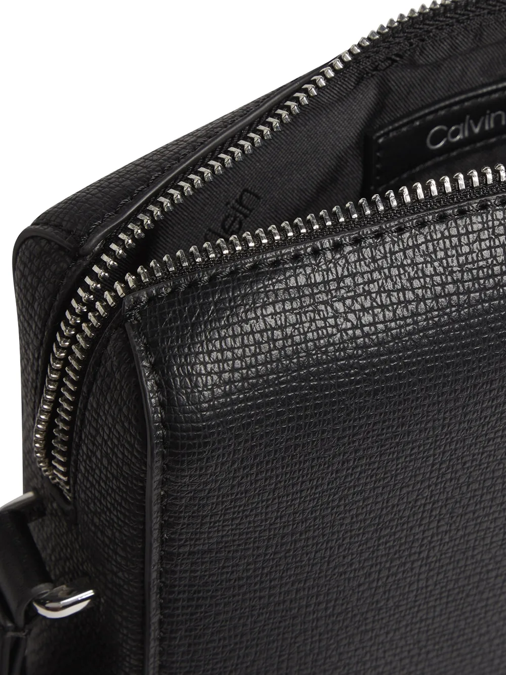 Calvin Klein Messengertas met logoplakkaat en textuur Zwart