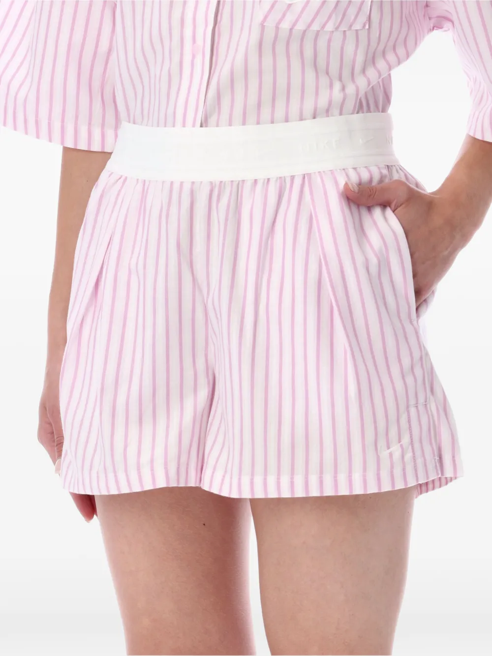 Nike Chill popeline geplooide shorts met strepen Roze