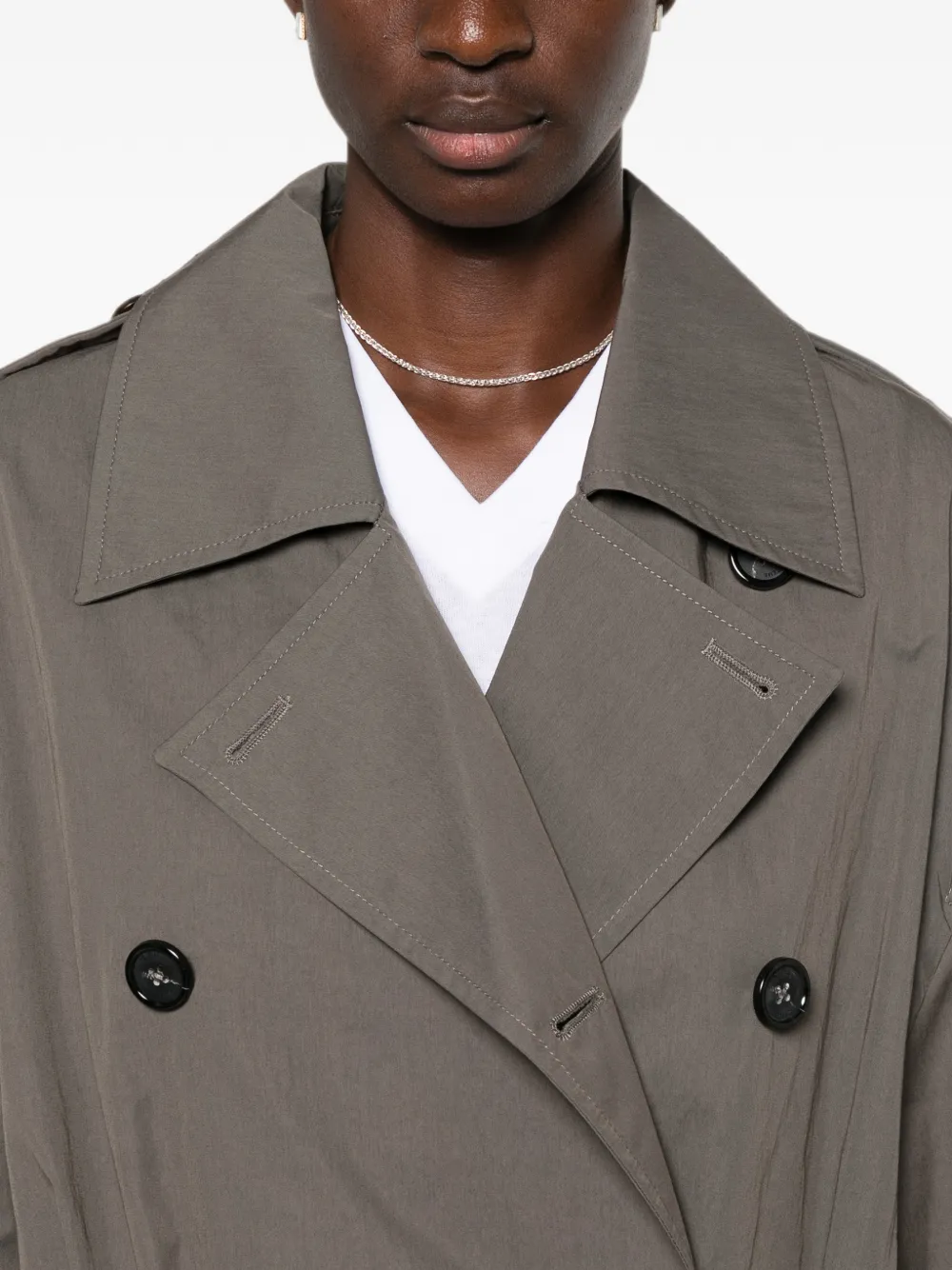 TOTEME Crisp trenchcoat met dubbele rij knopen en ceintuur Grijs