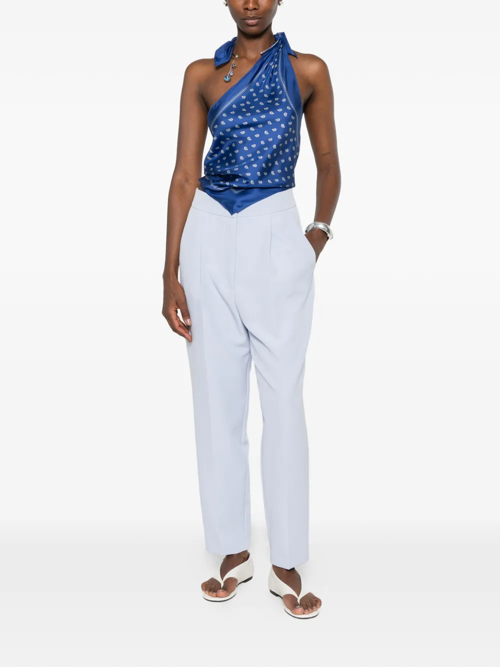 CARLA G. Broek met toelopende pijpen en geplooid detail Blauw