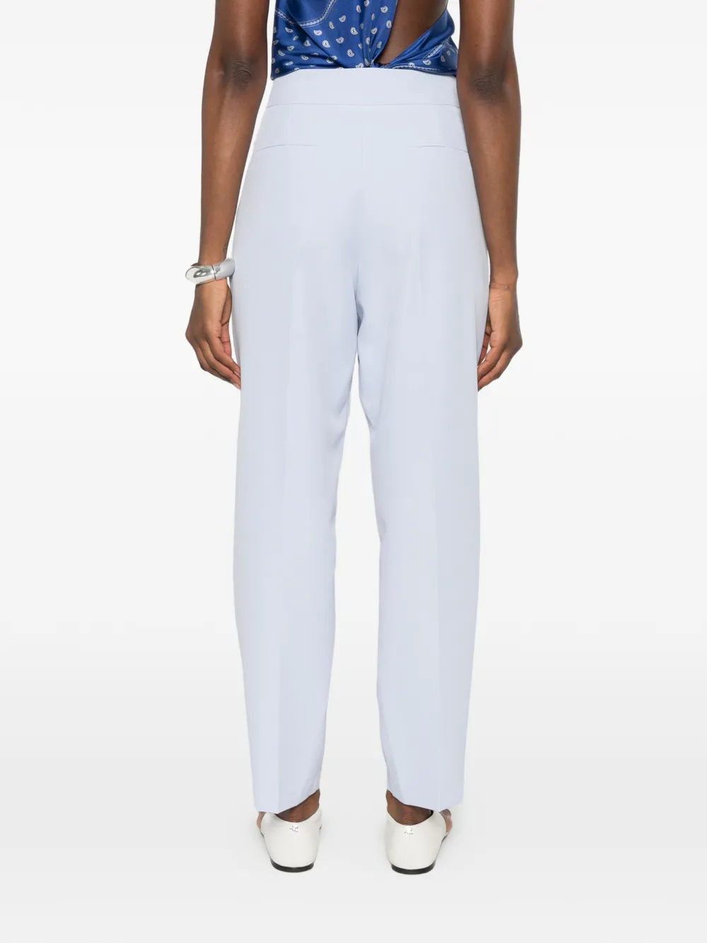 CARLA G. Broek met toelopende pijpen en geplooid detail Blauw