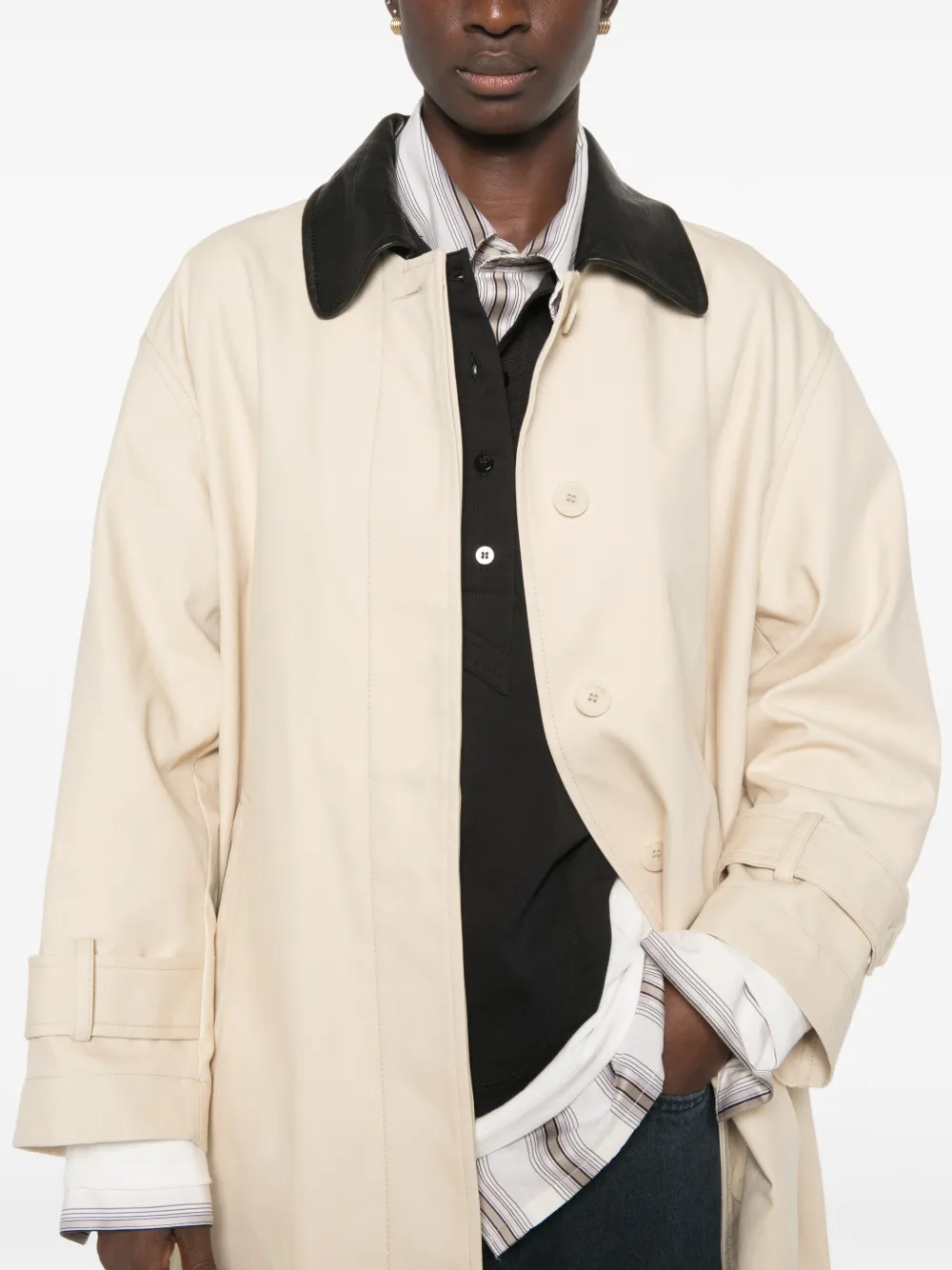 SANDRO Jas met enkele rij knopen en leren kraag Beige