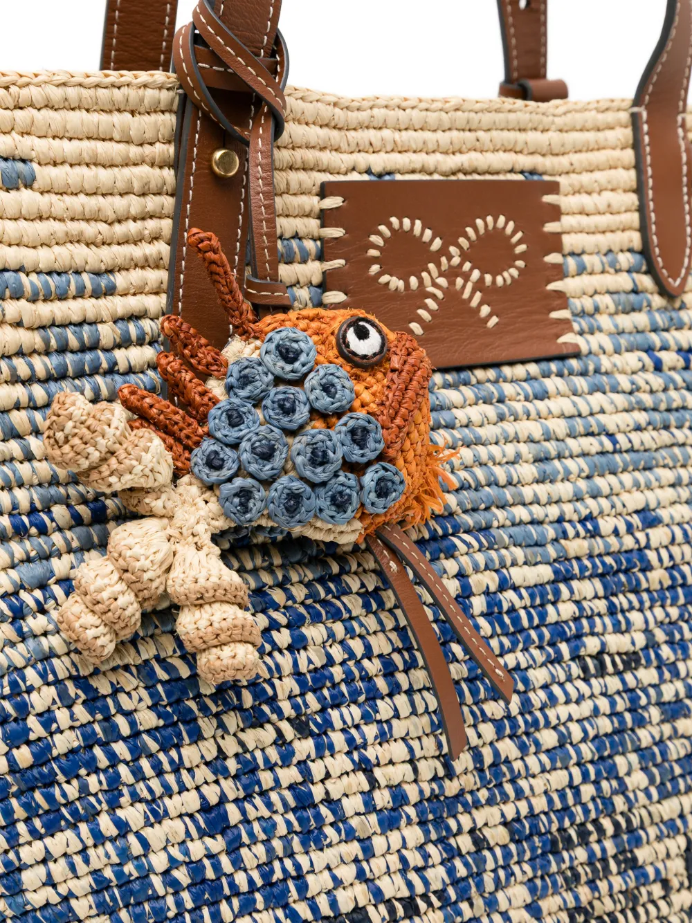 Anya Hindmarch Geweven raffia hopper met bedel Blauw