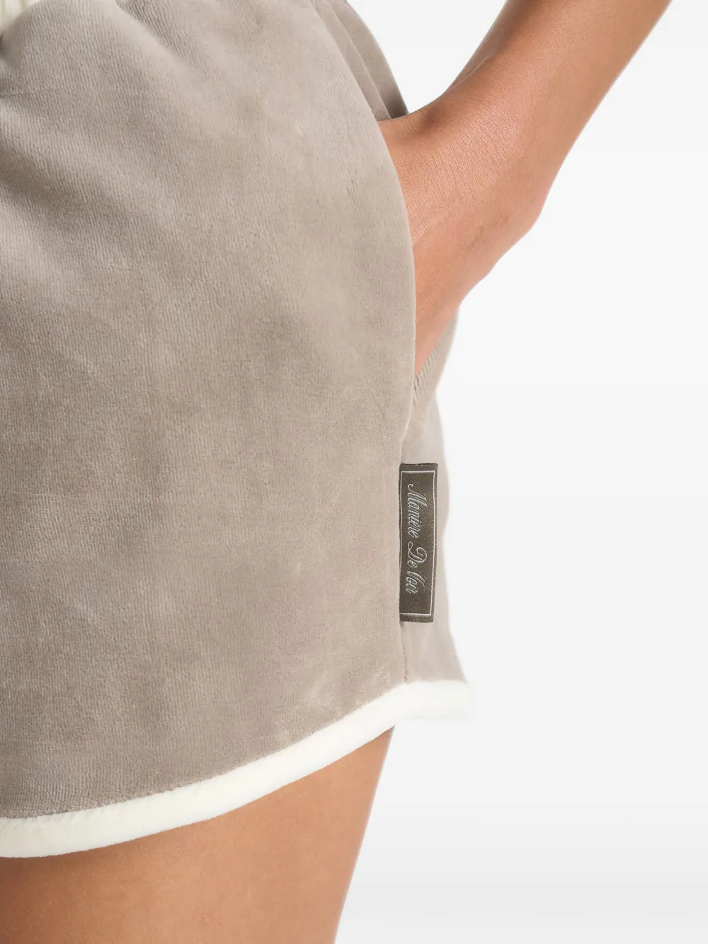 Manière De Voir Delina contrasterende fluwelen mini-shorts Beige