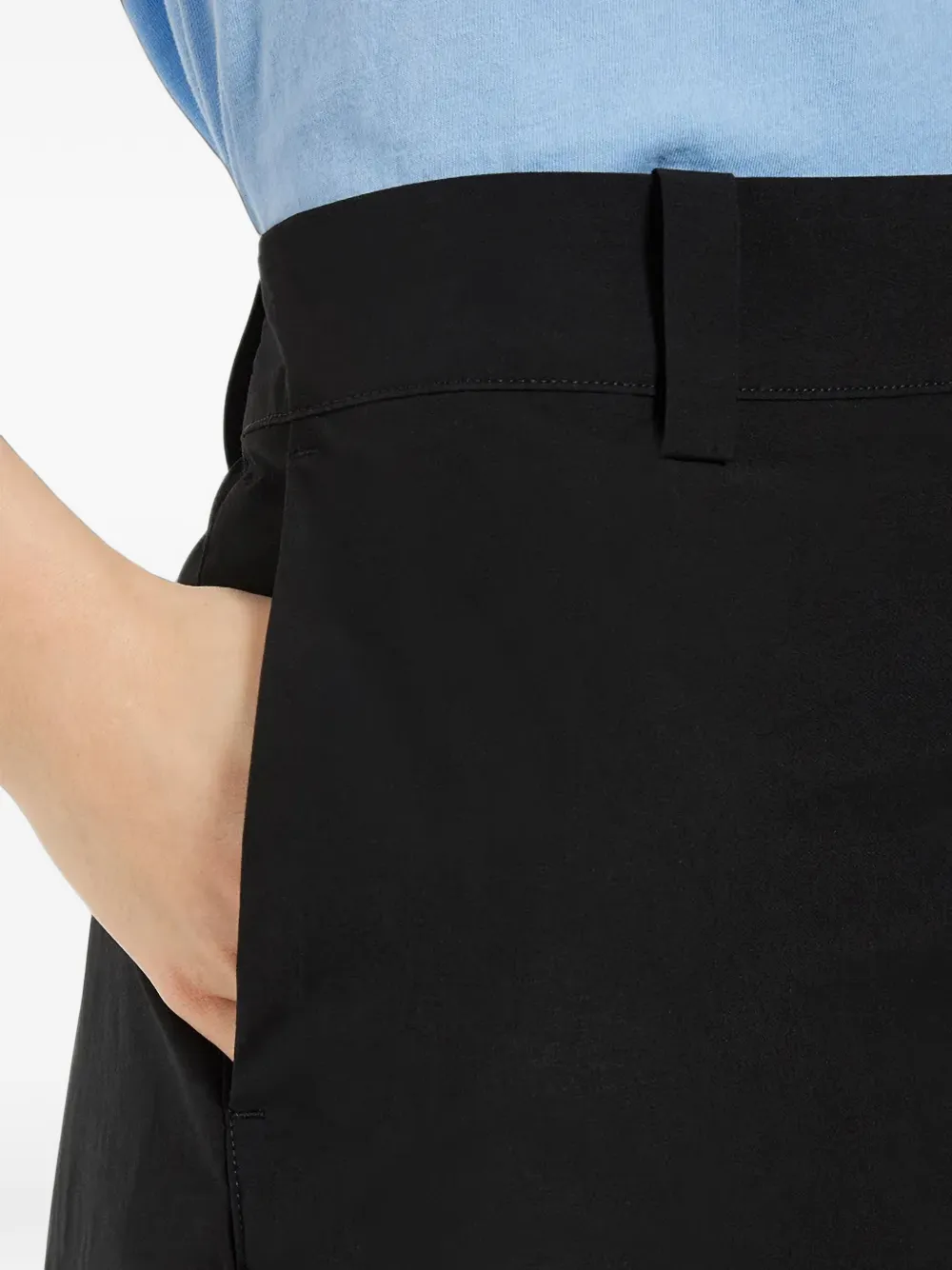 Didriksons Liv mini-rok met riemlussen en logo-print Zwart