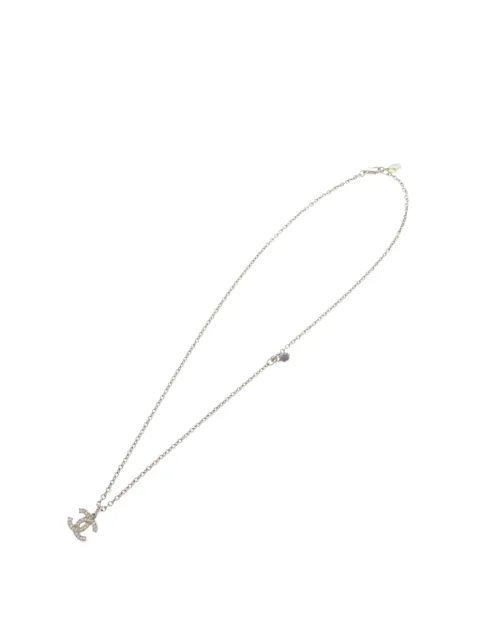 CHANEL Pre-Owned collar de latón y strass con dije de perla artificial con logo CC 2017