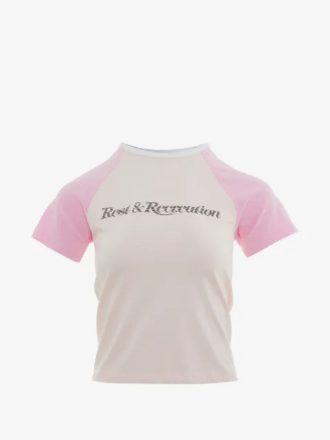 Rest&Recreation playera con mangas raglán y logo estampado