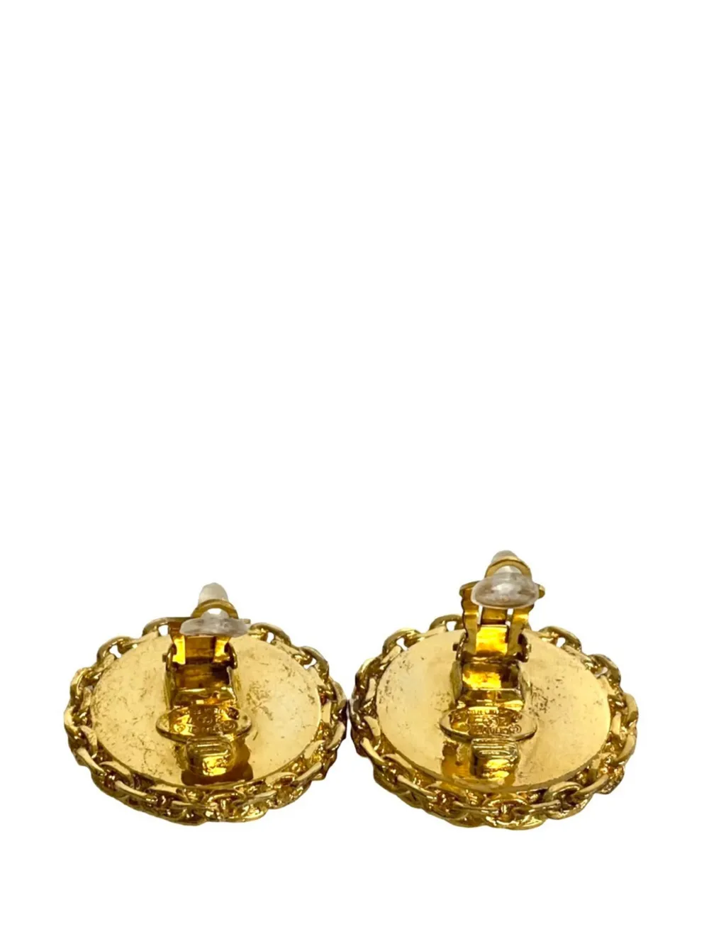  Chanel Pre-owned Boucles D'oreilles Fantaisie En Plaqué Or Et émail à Logo Cc Et Fermoir Clip (1980-1990) 