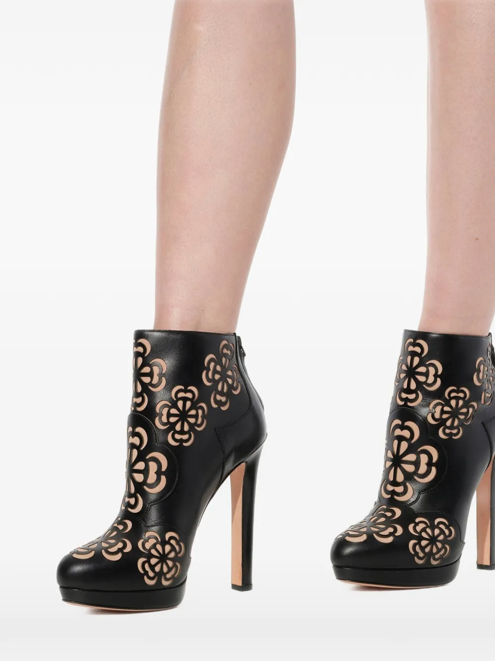 Alexander McQueen cut-out ankle boots Zwart