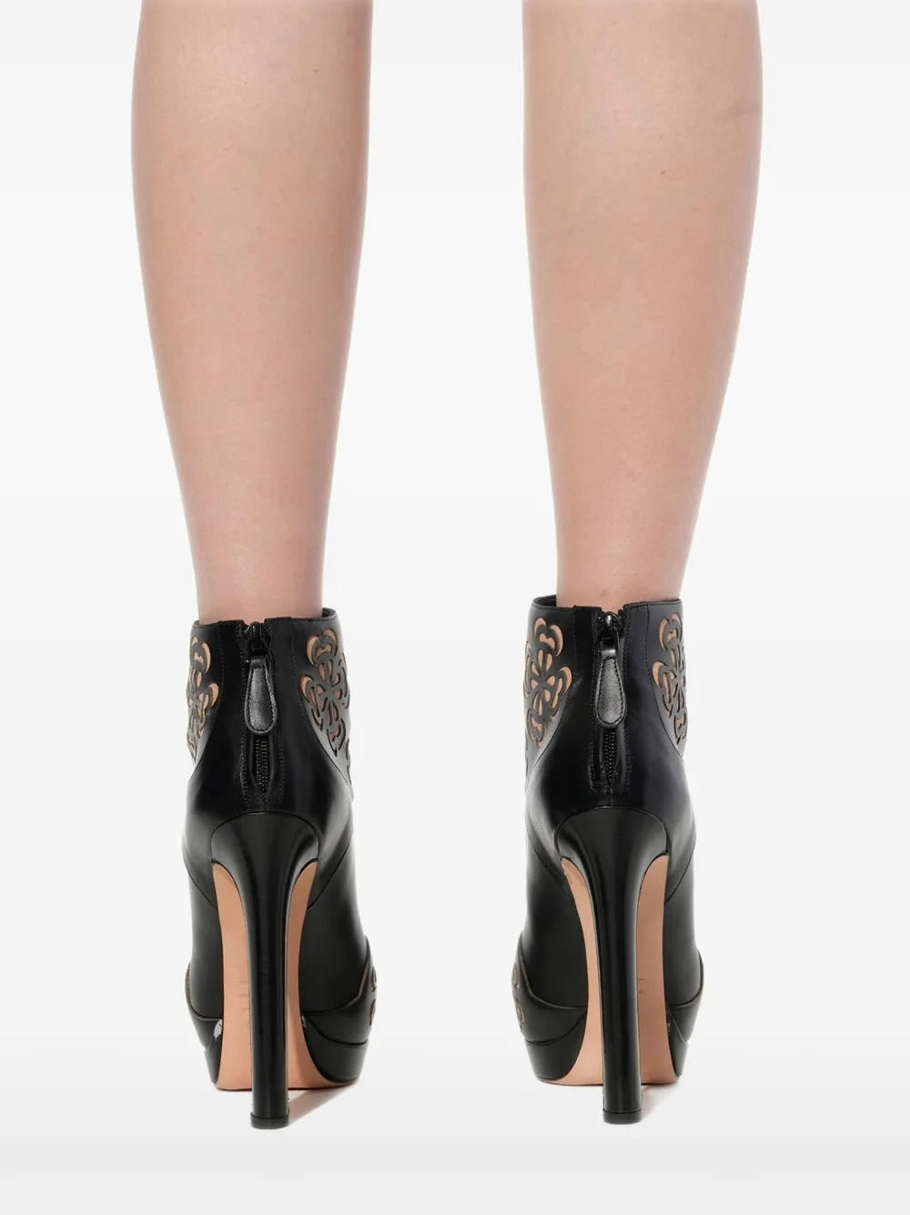 Alexander McQueen cut-out ankle boots Zwart