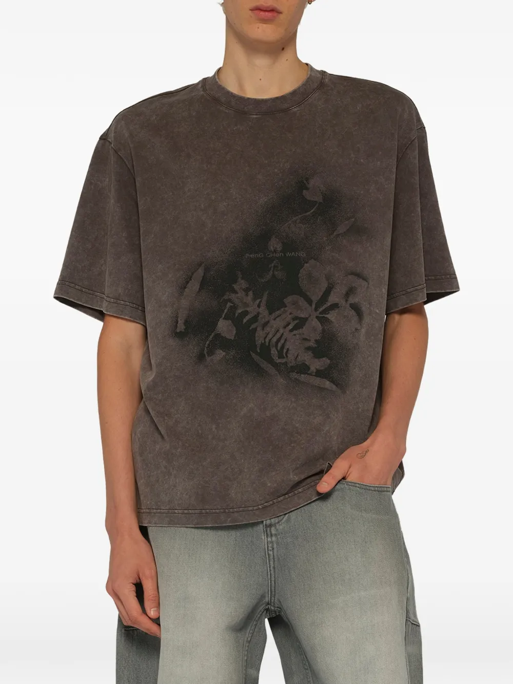 Feng Chen Wang T-shirt met verfspray en plantenpatroon Grijs