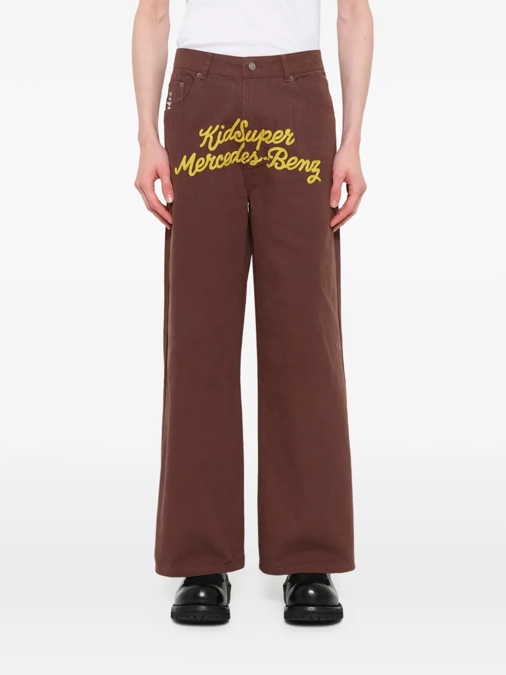 KidSuper x Mercedes Benz broek met wijde pijpen en geborduurd logo Bruin