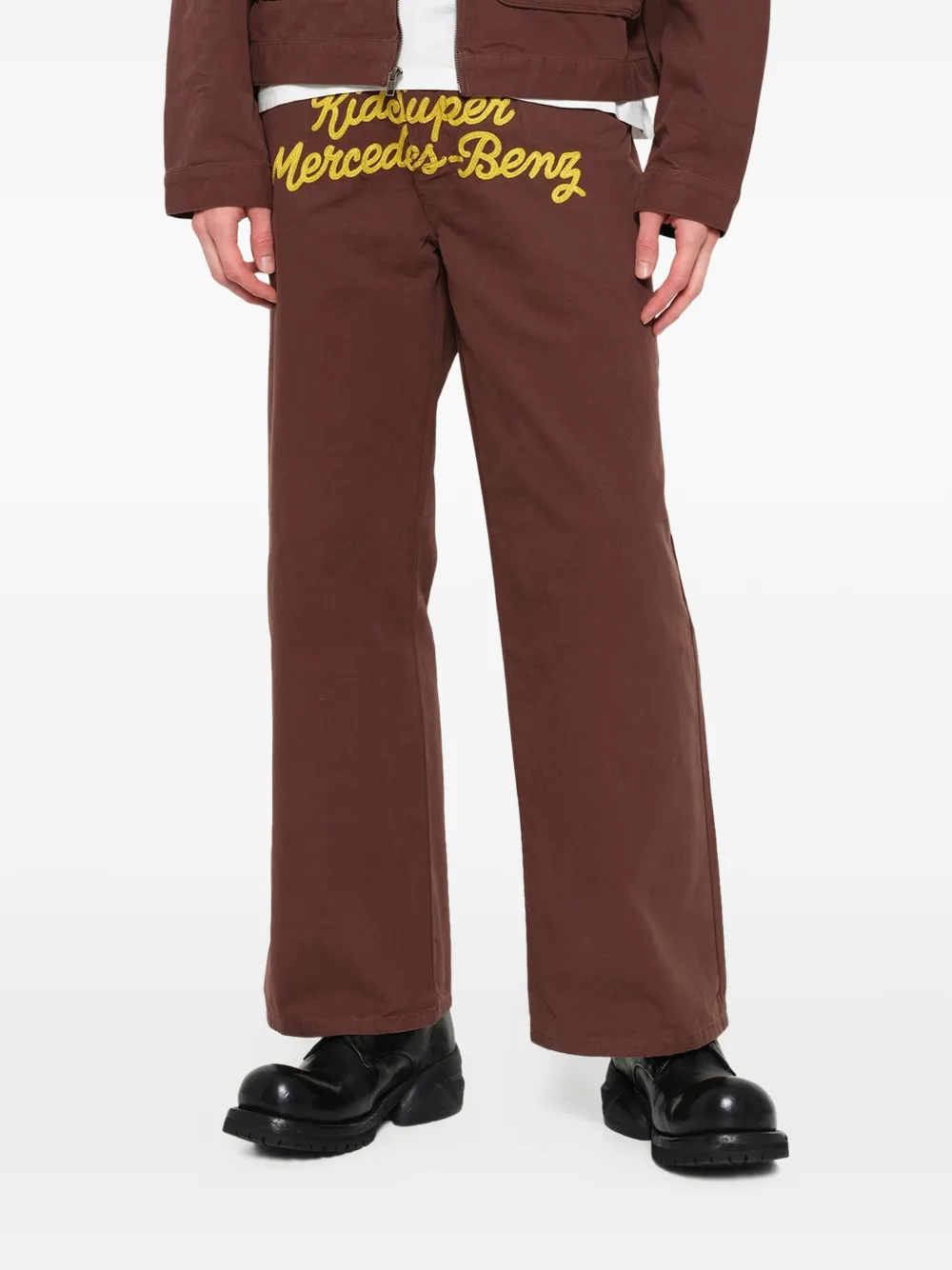 KidSuper x Mercedes Benz broek met wijde pijpen en geborduurd logo Bruin