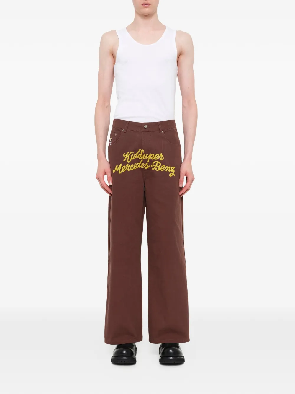 KidSuper x Mercedes Benz broek met wijde pijpen en geborduurd logo Bruin