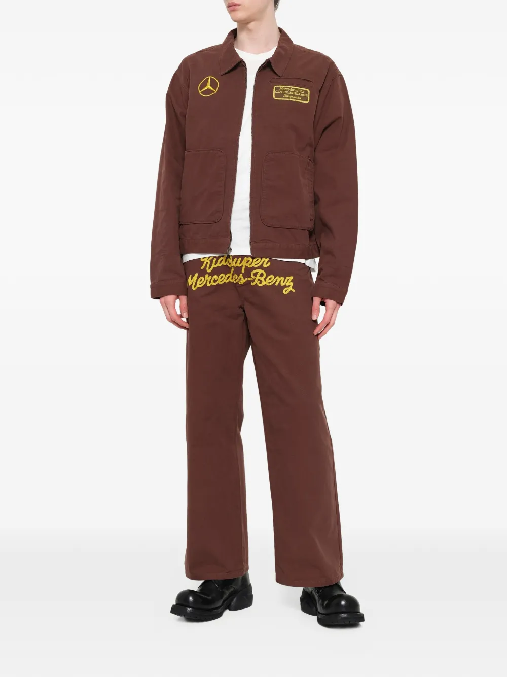 KidSuper x Mercedes Benz broek met wijde pijpen en geborduurd logo Bruin