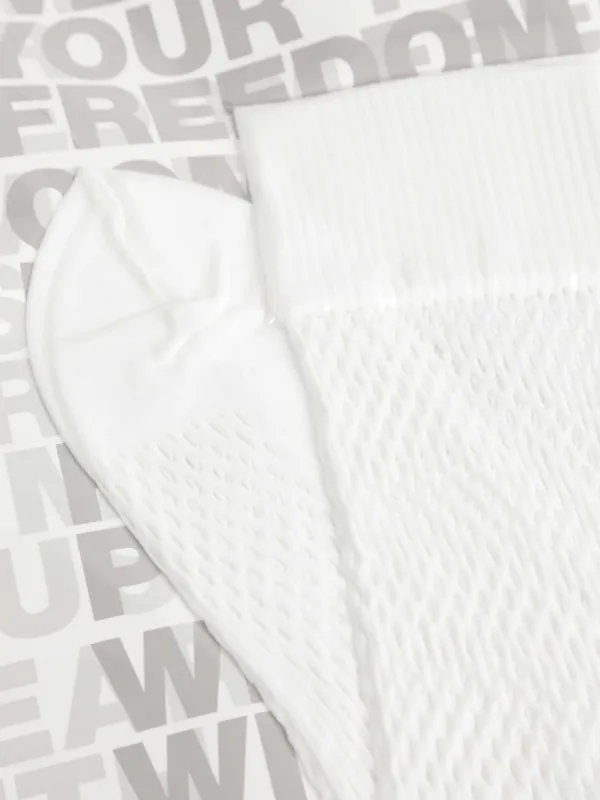 Comme Des Garçons Homme Plus メッシュ靴下 | ホワイト | FARFETCH JP