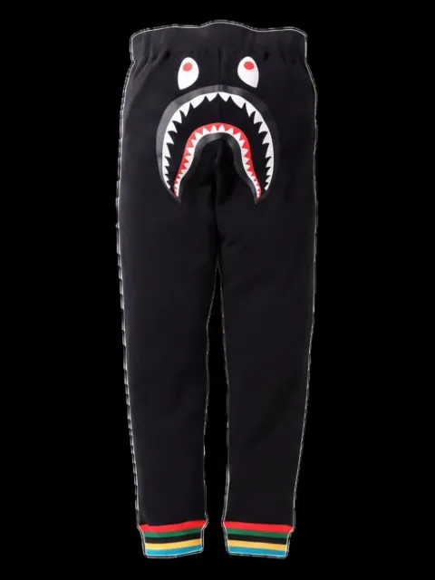 A BATHING APE® pants con tiburones estampados