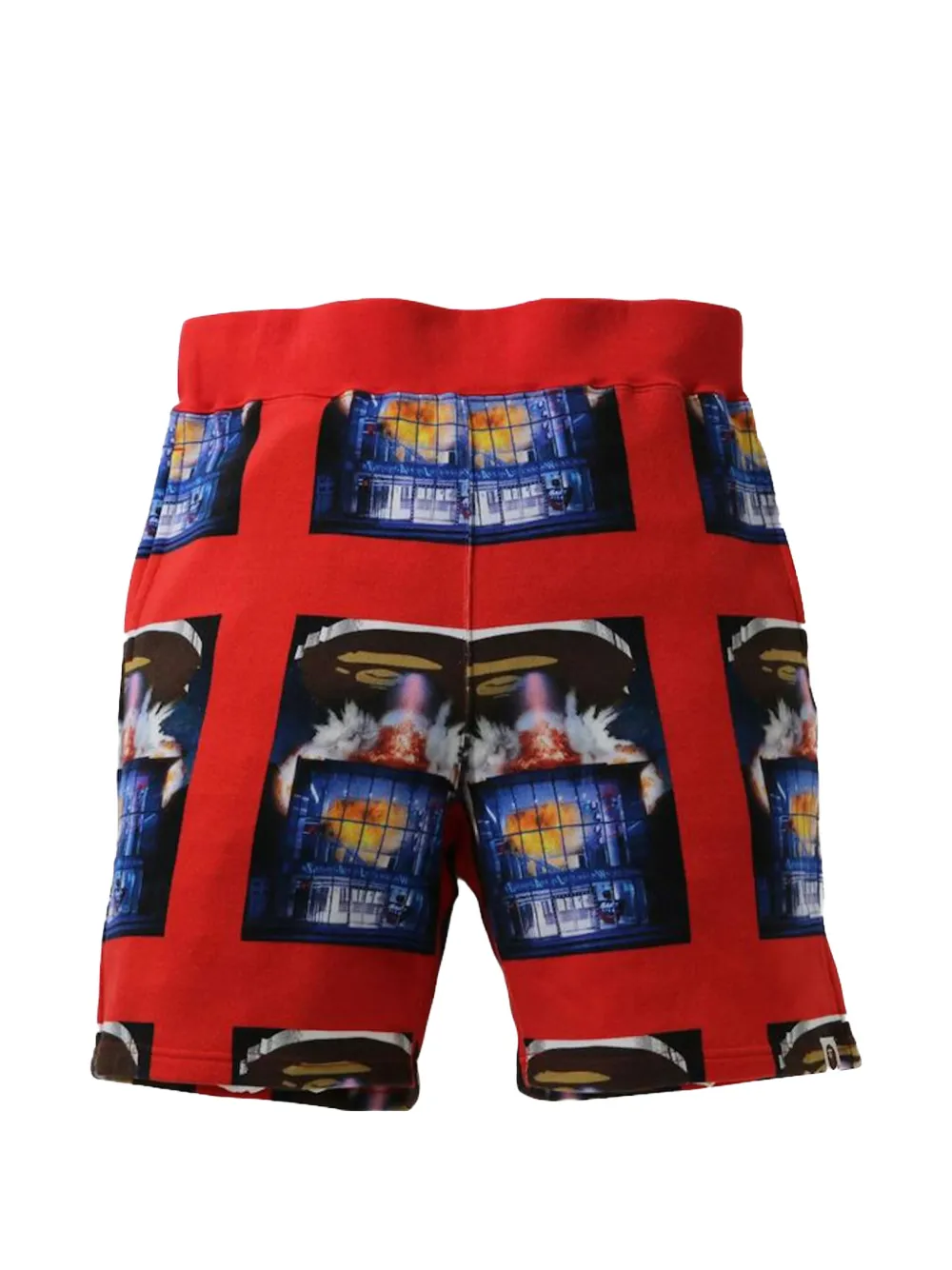 A BATHING APE® Invasion graphic-print shorts - Rosso