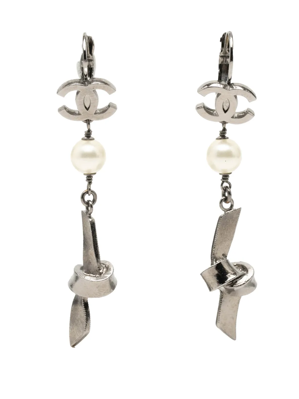 CHANEL Pre-Owned 2005 CC Brass Plated Faux Pearl Ribbon Knot Dangle Earrings costume earrings - Argento