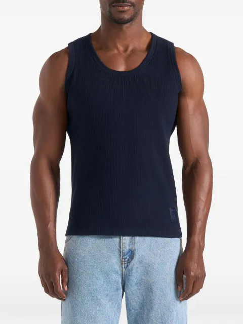 Manière De Voir VS001 ribbet vest med buet kant