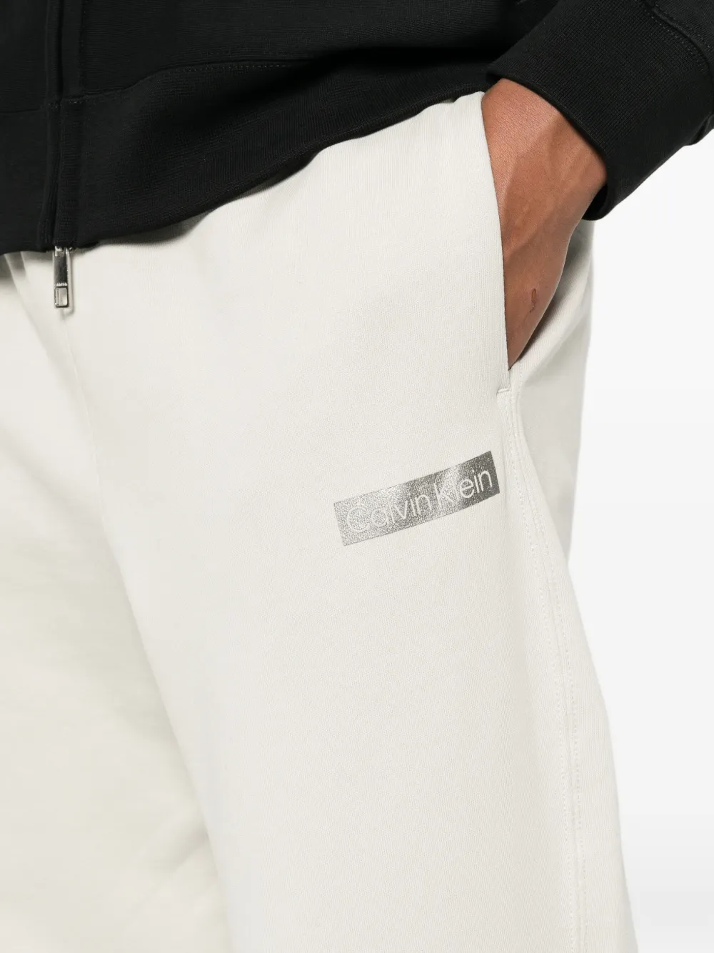 Calvin Klein Trainingsbroek met logopatch Grijs