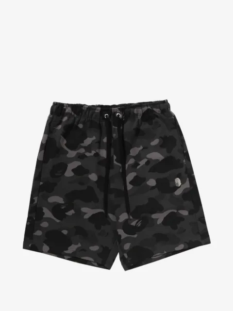 A BATHING APE® shorts con estampado militar