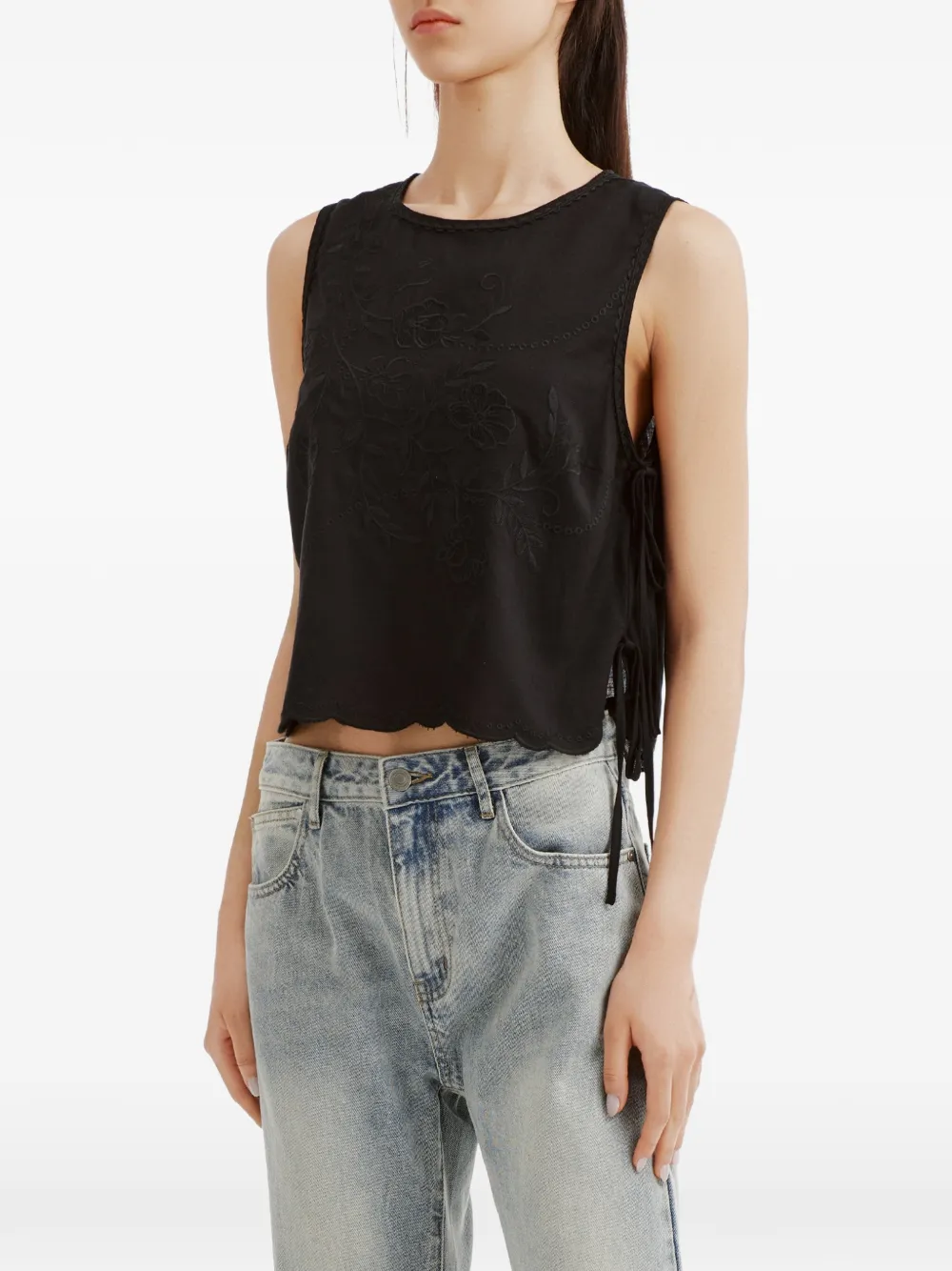 b+ab Blouse met geborduurde bloemen en gewelfde afwerking Zwart