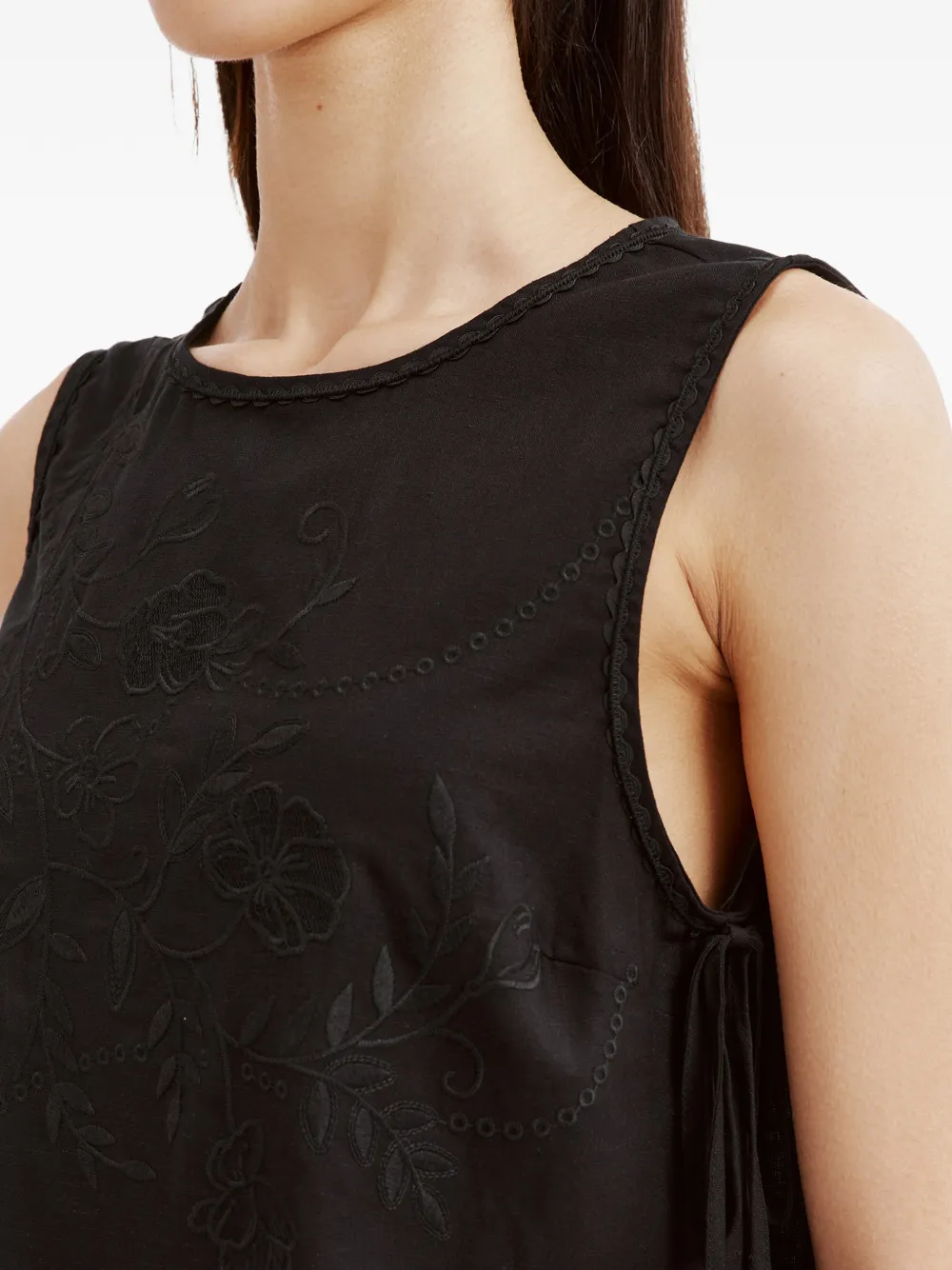 b+ab Blouse met geborduurde bloemen en gewelfde afwerking Zwart