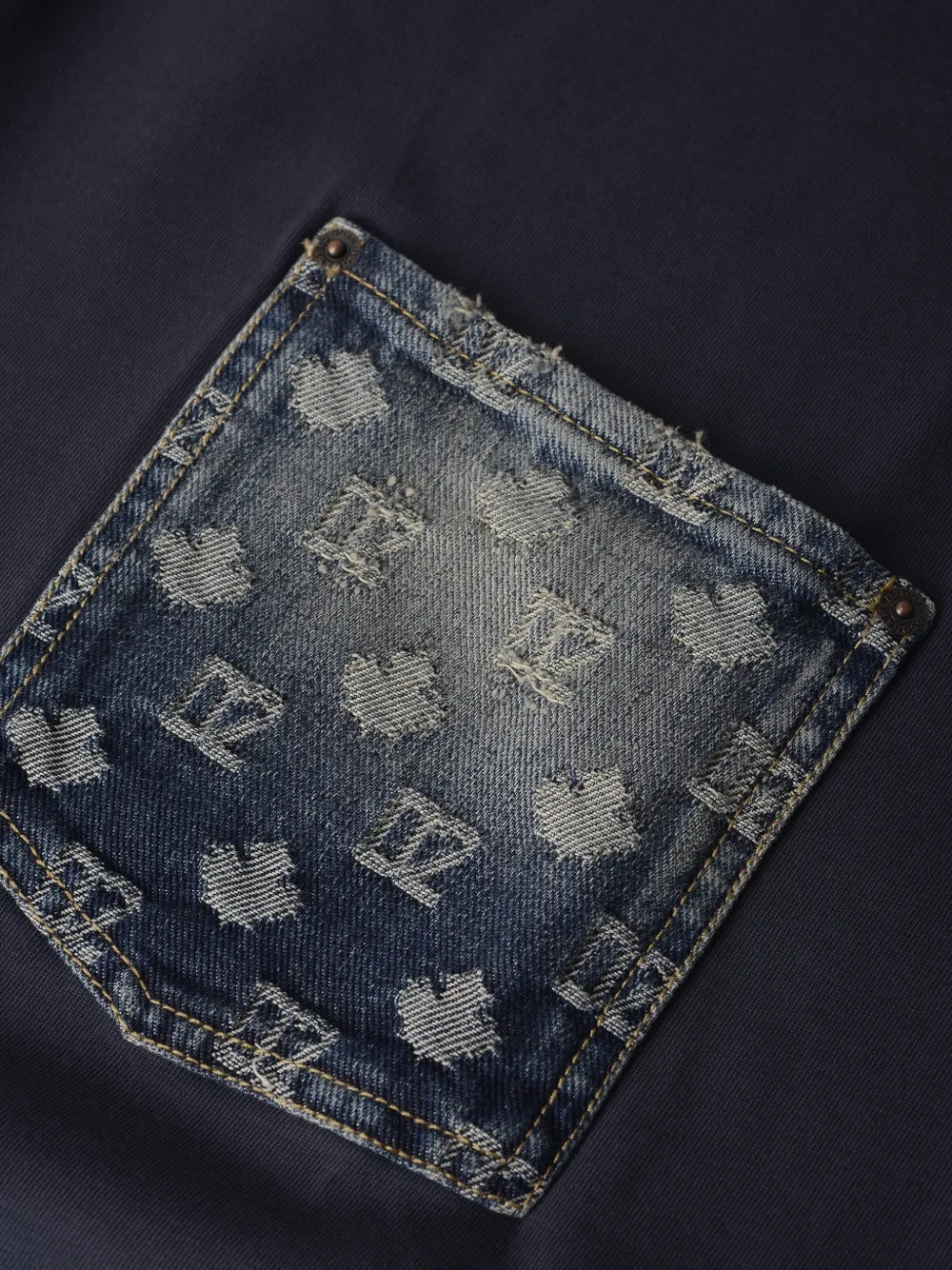DSQUARED2 D2 Monogram distressed-effect denim-pocket T-shirt Blauw