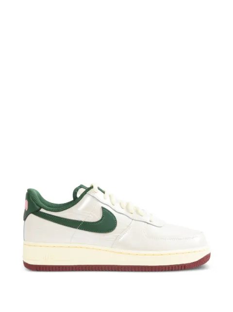Nike Air Force 1 '07 LV8 sneakers med flammebroderi