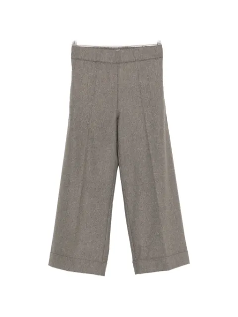 D.Exterior pressed-crease turned-up trousers