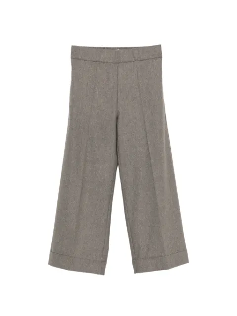 D.Exterior pressed-crease turned-up trousers