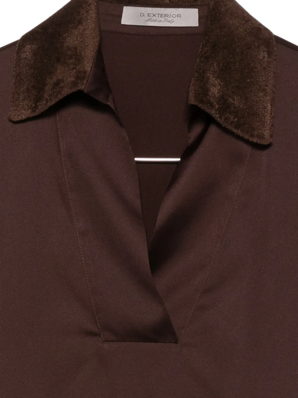 D.Exterior contrast-trim V-neck shirt Bruin