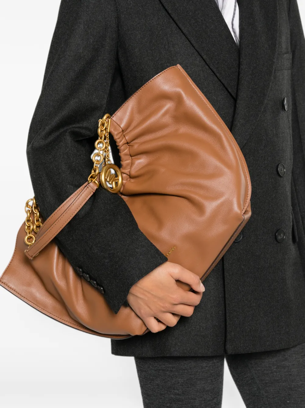 Michael Kors Indie Cinch kleine schoudertas met schakelketting Bruin