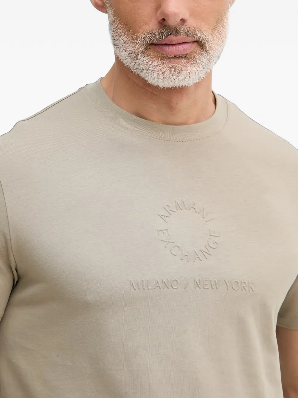 Armani Exchange T-shirt met logo-reliëf Beige