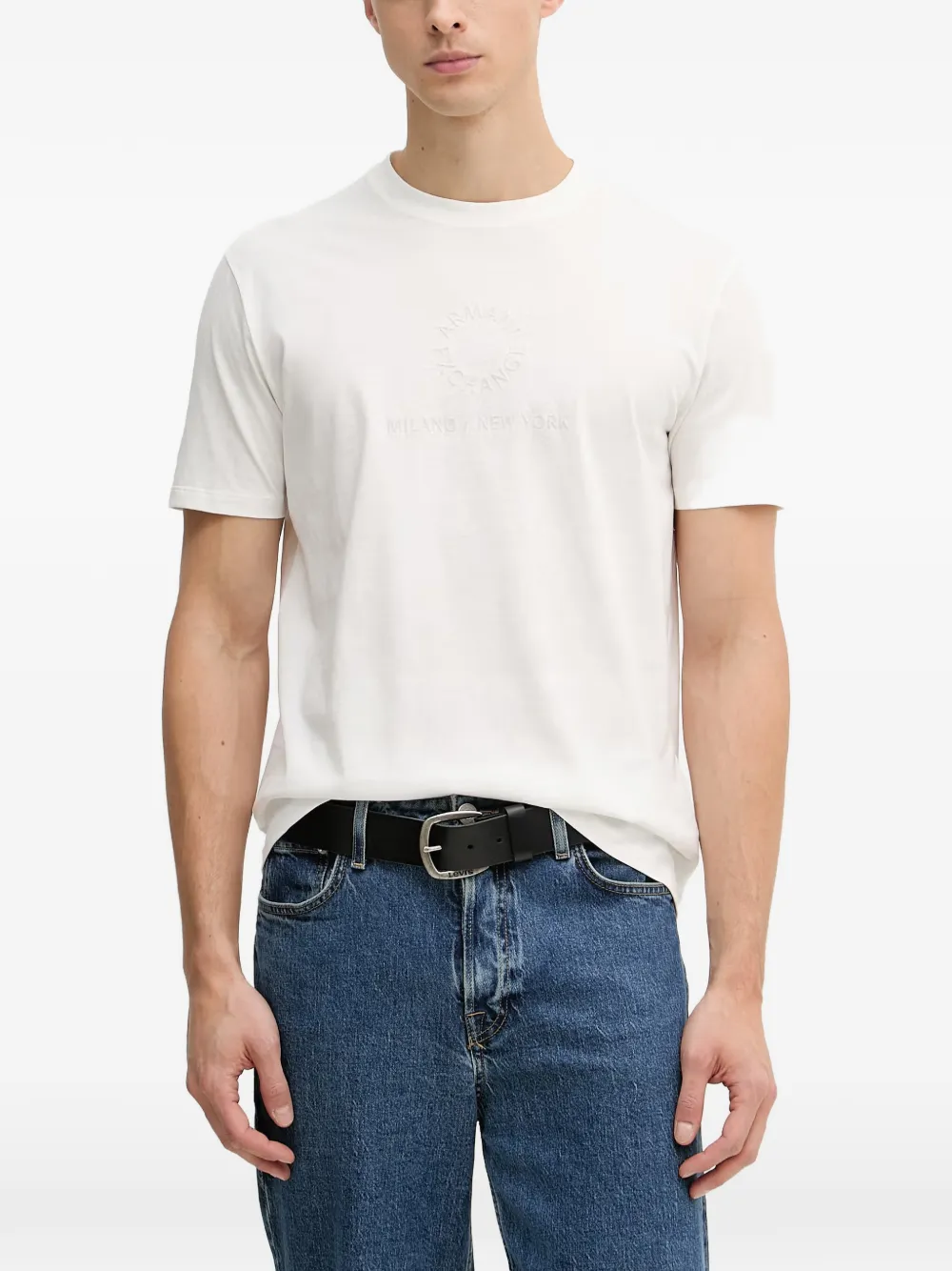 Armani Exchange 엠보스드 로고 반소매 티셔츠 | 화이트 | Image 1
