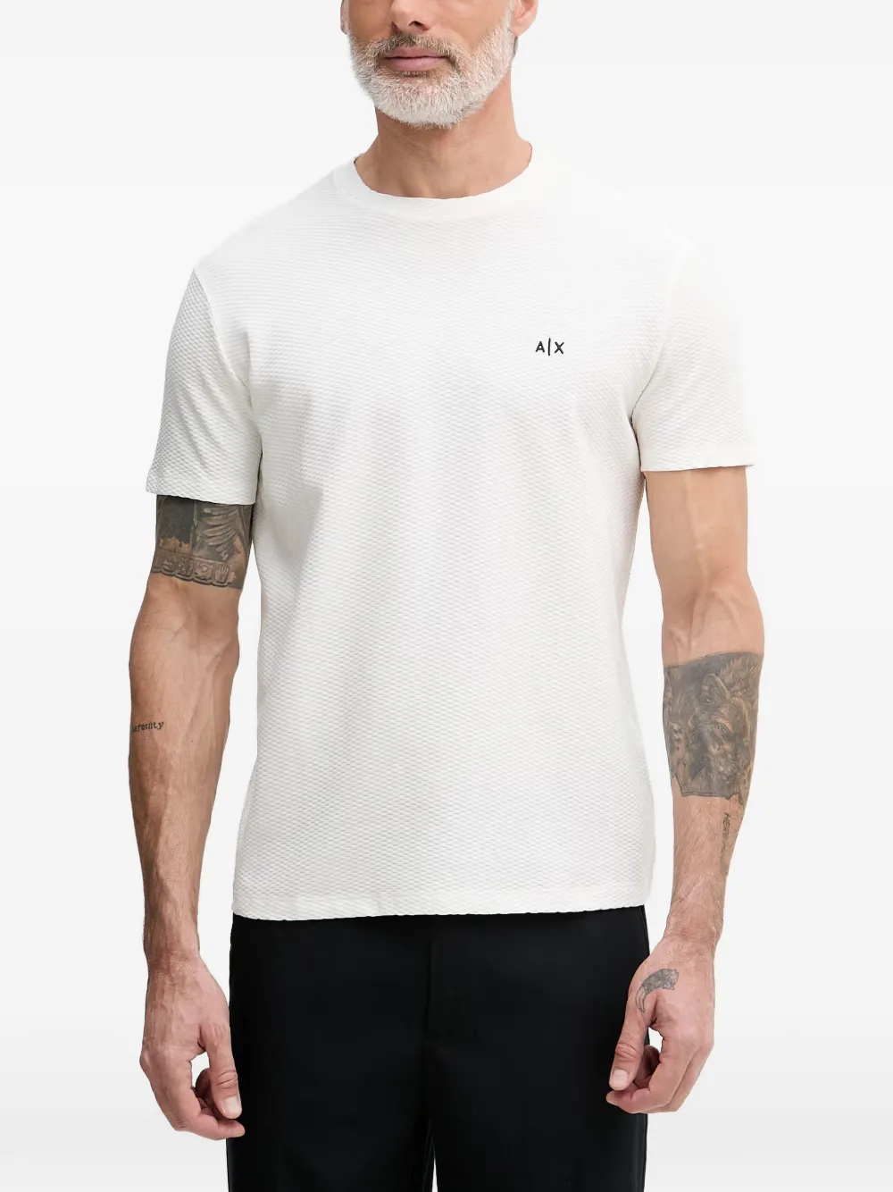 Armani Exchange 로고 자수 텍스처 티셔츠 | 화이트 | Image 1