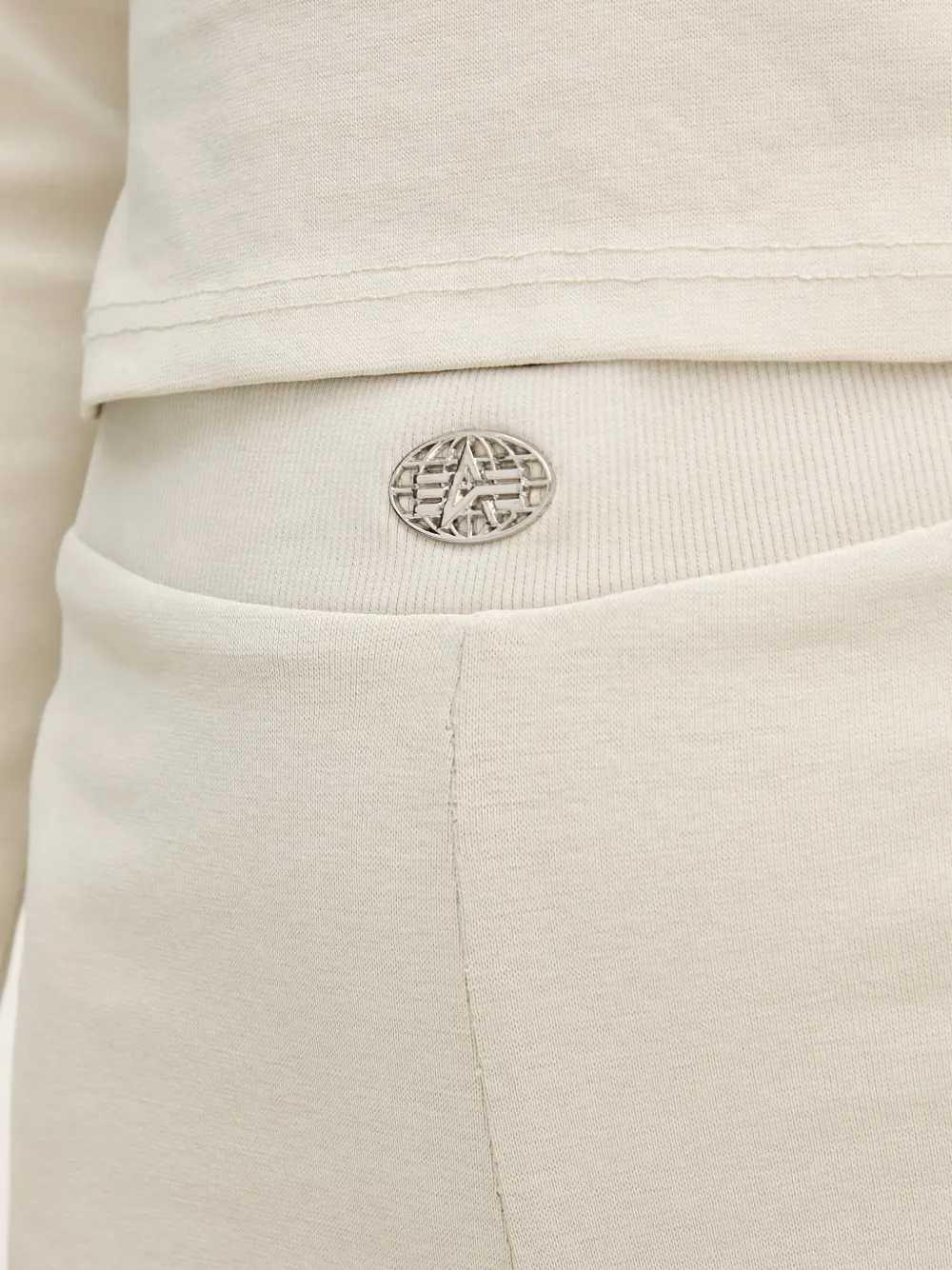 Alpha Industries Flared broek met logoplakkaat en split bij de zoom Wit
