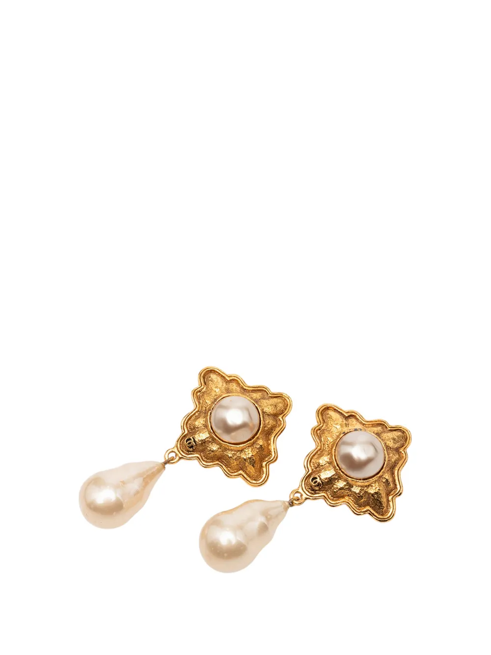 CHANEL Pre-Owned 1980-1990 CC Gold Plated Faux Pearl Drop Clip On Earrings costume earrings - Oro