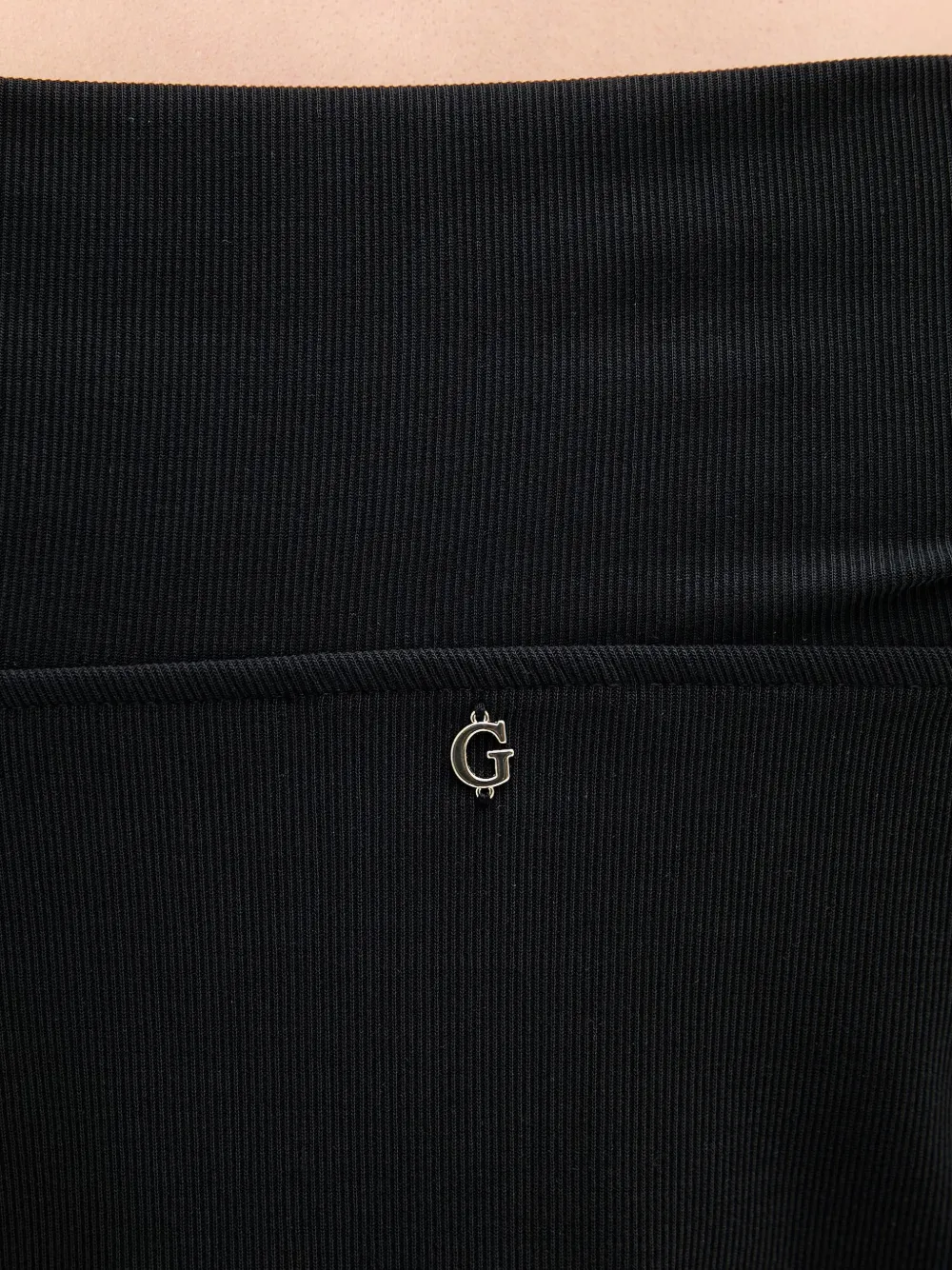 GUESS USA Off-shoulder ribgebreid T-shirt Zwart