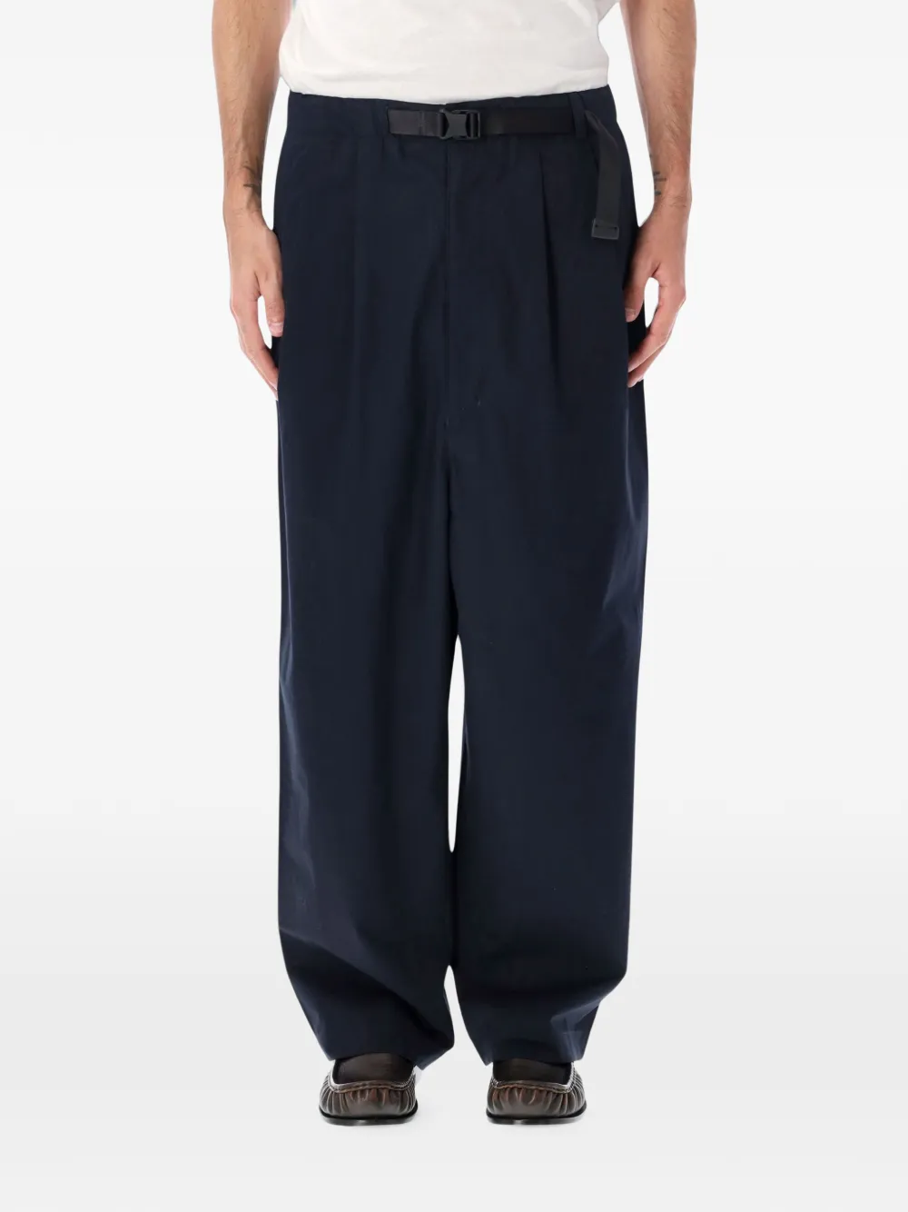 Comme des Garçons Homme pantalon plissé en coton à taille ceinturée - Bleu
