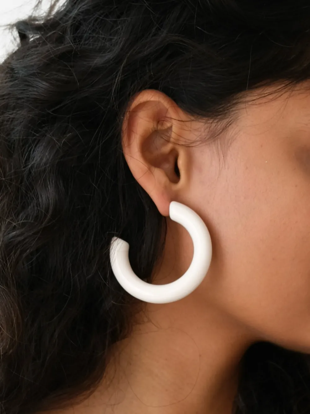 Neeka Studios Big Bold hoop earrings - Bianco