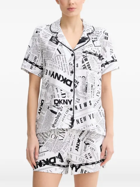 DKNY pijama con periódico estampado