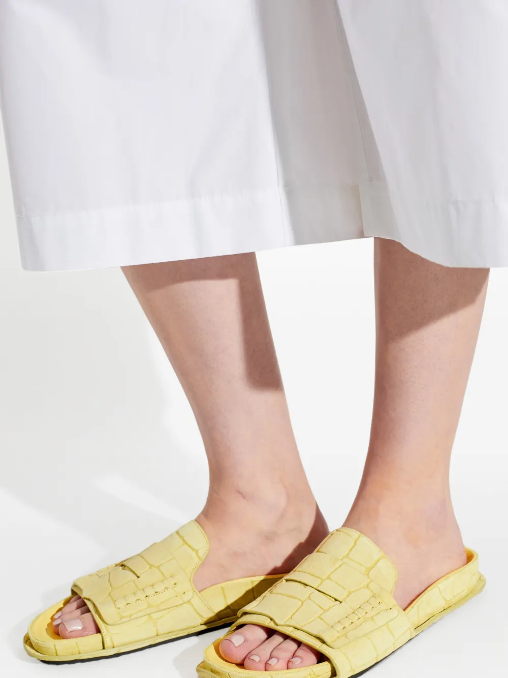 Jacquemus croc-effect leather flat sandals Geel