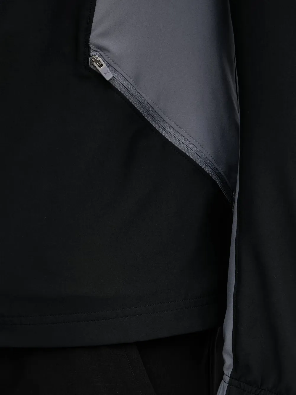 Under Armour Tech™ Sport Woven jack met capuchon met trekkoord en colourblocking Zwart