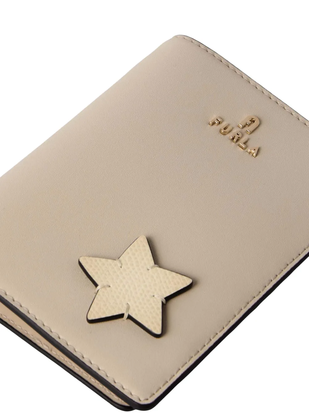 Furla S Camelia paspoorthoes met sterpatch Beige