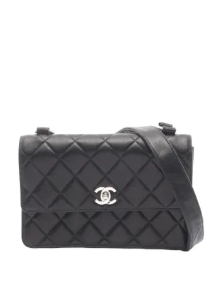 CHANEL ブラックエンボスショルダーバッグ CHANEL Pre-Owned 2019 ロゴエンボス ショルダーバッグ | ブラック