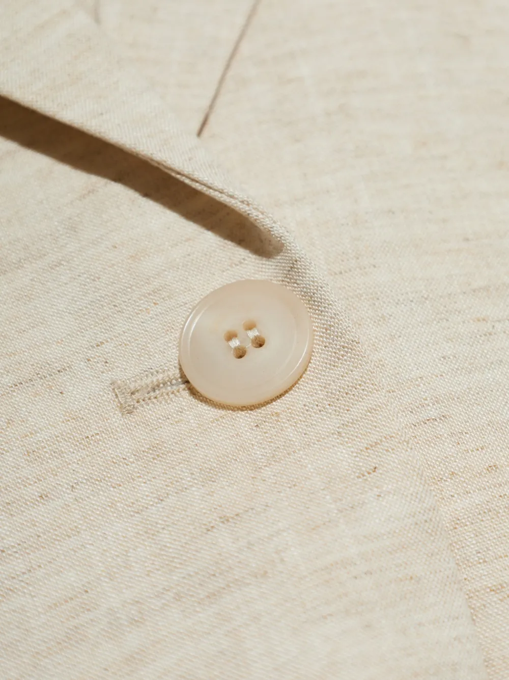 Gestuz Riava jack met enkele rij knopen Beige
