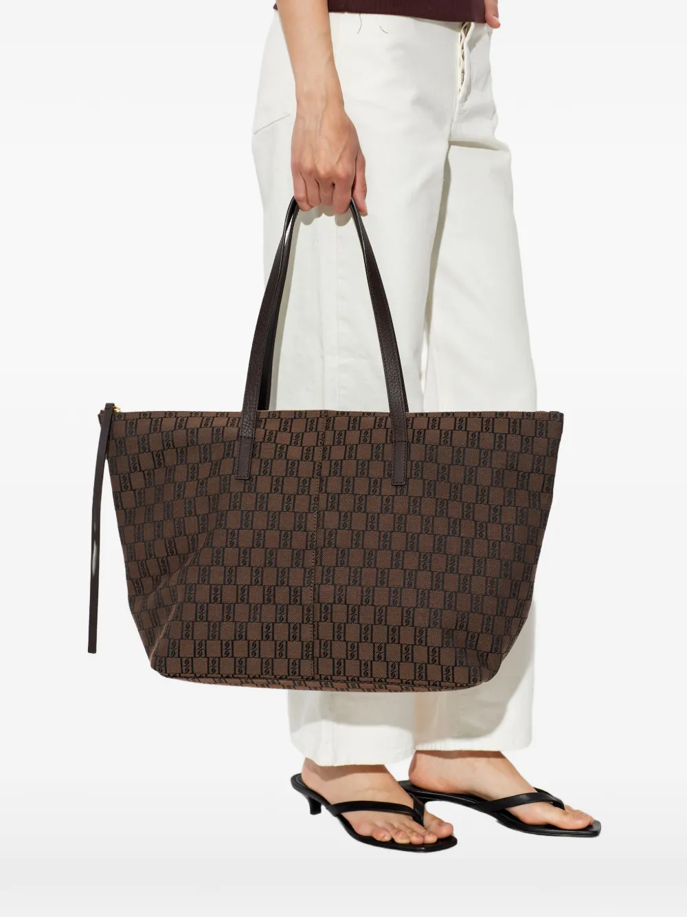 By Malene Birger Carva shopper met monogramprint Bruin