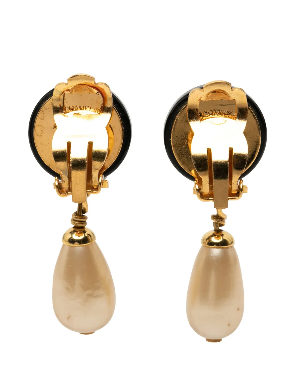  Chanel Pre-owned Boucles D'oreilles Fantaisie Pendantes En Plaqué Or Et Résine à Logo Cc Et Perle Artificielle Avec Fermoir Clip (1993) - Noir 